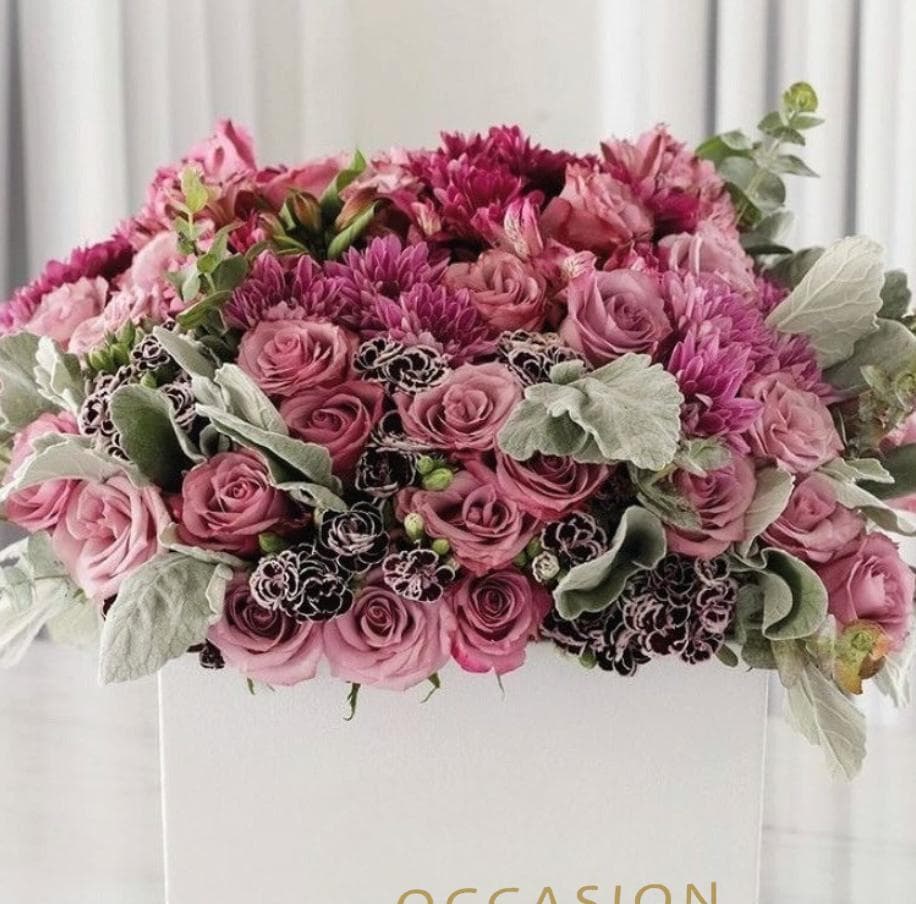 Caja 1 Blanca con 50 flores Lavender Roses, rafinni y margarita moreliana. Diseño en hongo.