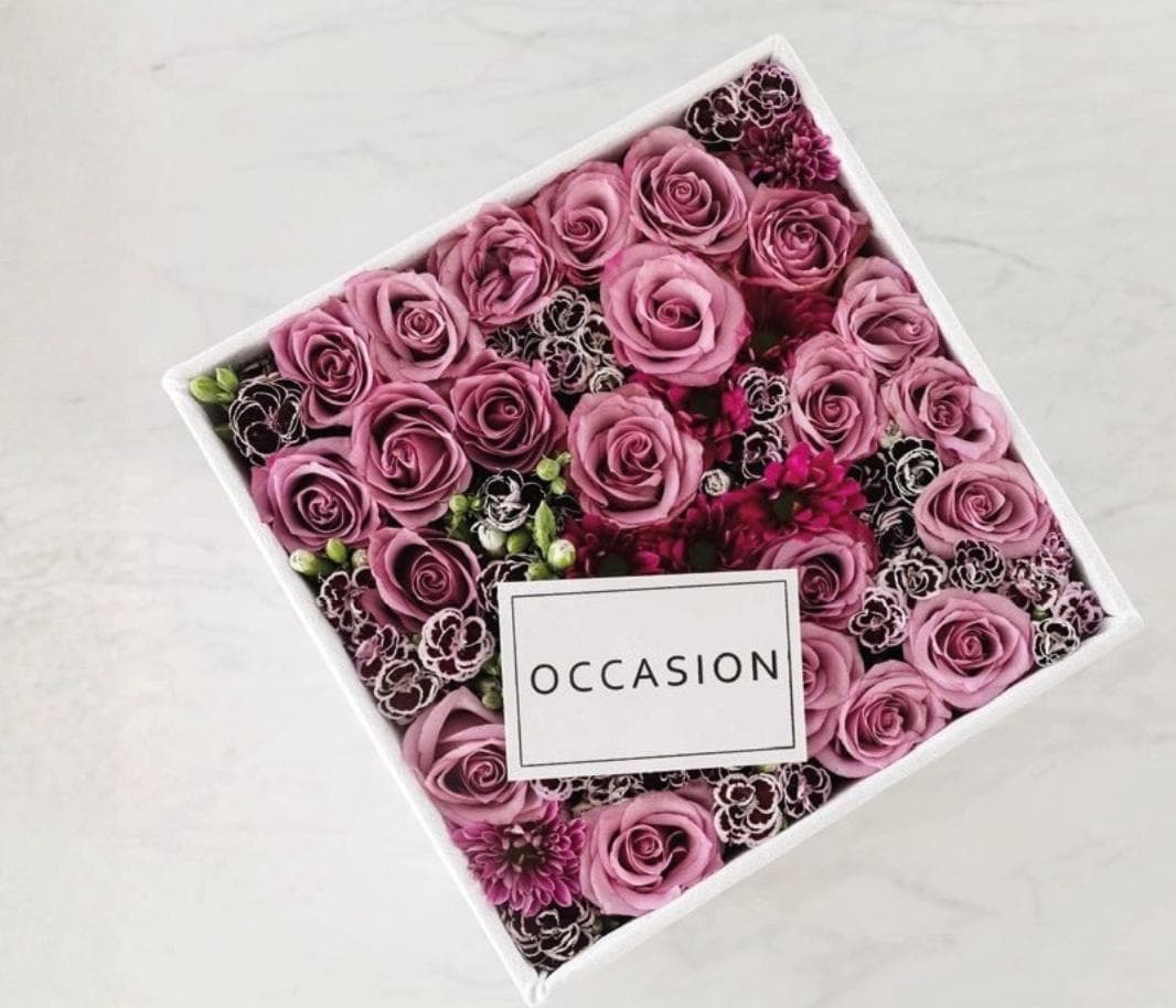 Caja 1 Blanca con 25 flores Lavender Roses, raffini y margarita moreliana. Diseño plano.