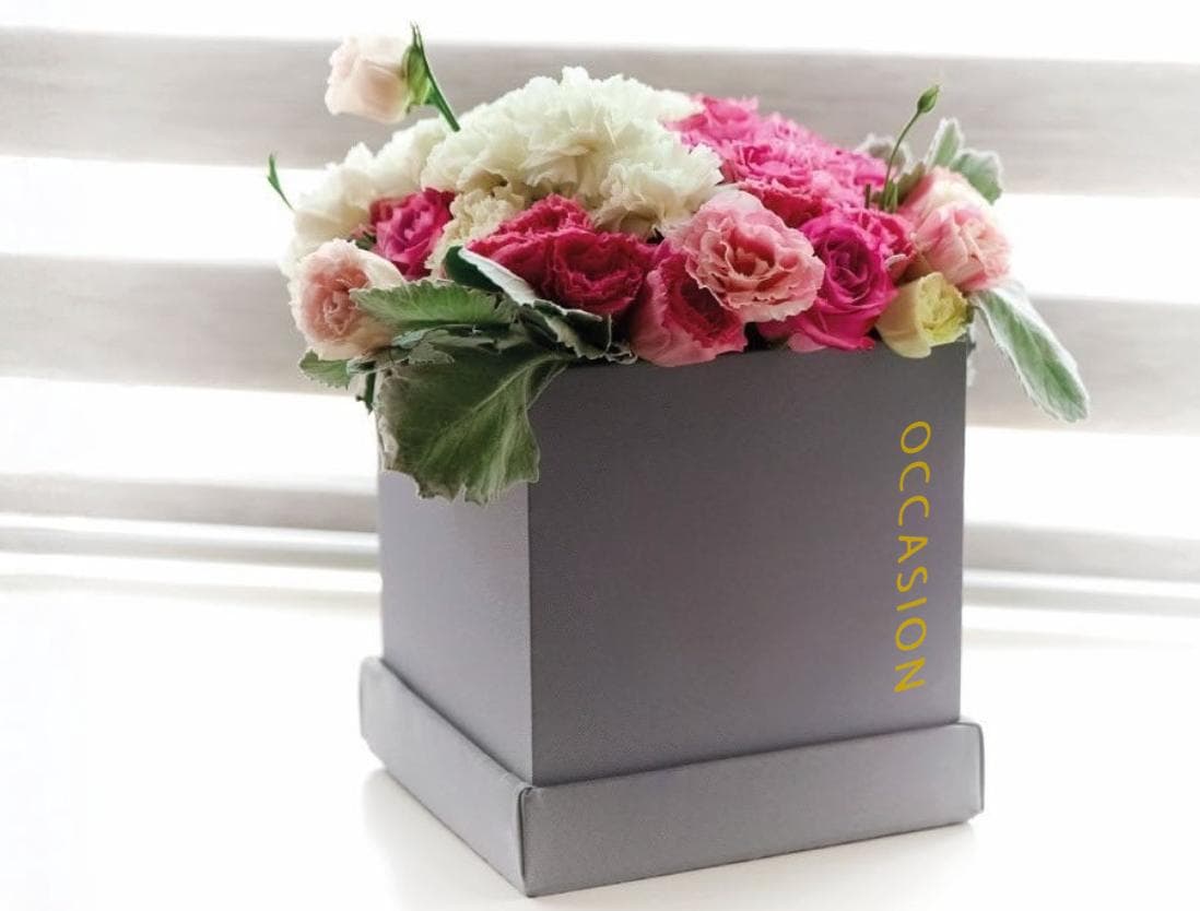 Caja 1 Gris con 50 flores lisanthus, miller y clavel. Diseño en hongo.