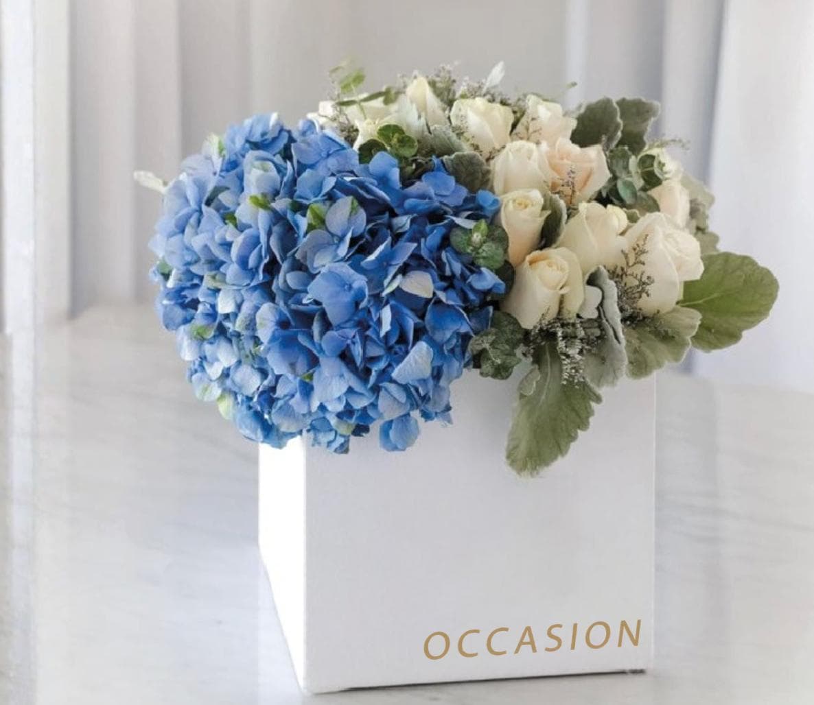 Caja 1 Blanca con 20 Snow Roses y hortensias. Diseño mixto.